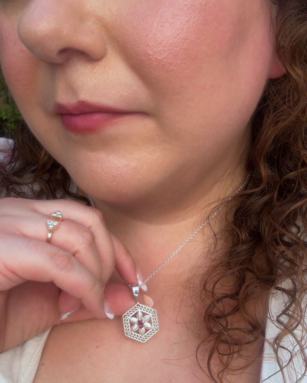 Phoenicia bloom pendant gold